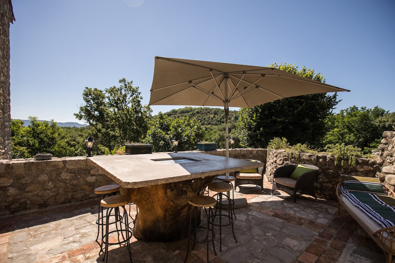 Terrasse avec table et parasol - Gîte Lagon - Bastide d'Édouard