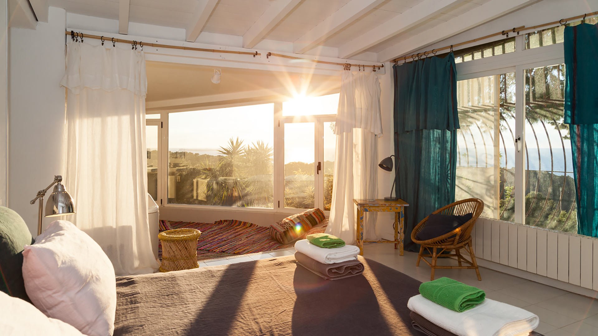 photo de la chambre avec lit double serviettes préparées et la vue avec grandes baies vitrées