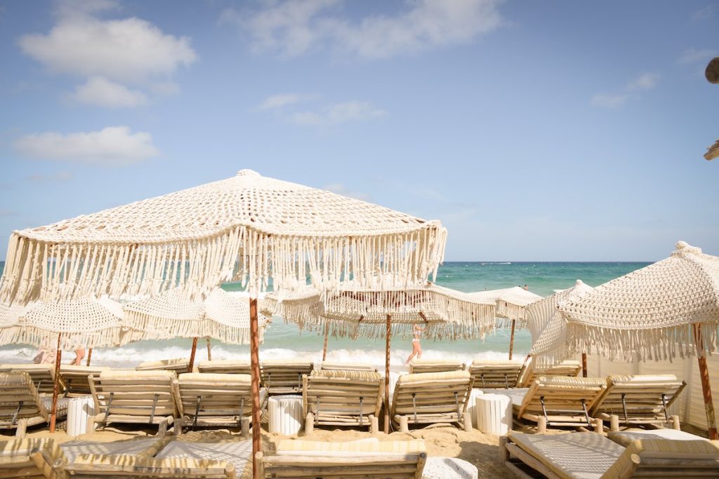 plage privée du restaurant verde avec transat et parasol sur le sable et vue mer