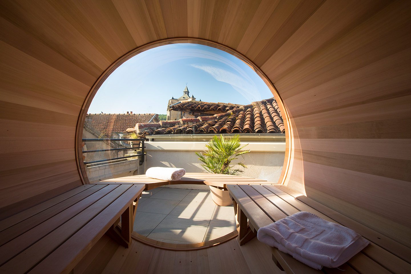 vue depuis l'intérieur du sauna sur le toit terrasse - hôtel les fleurines