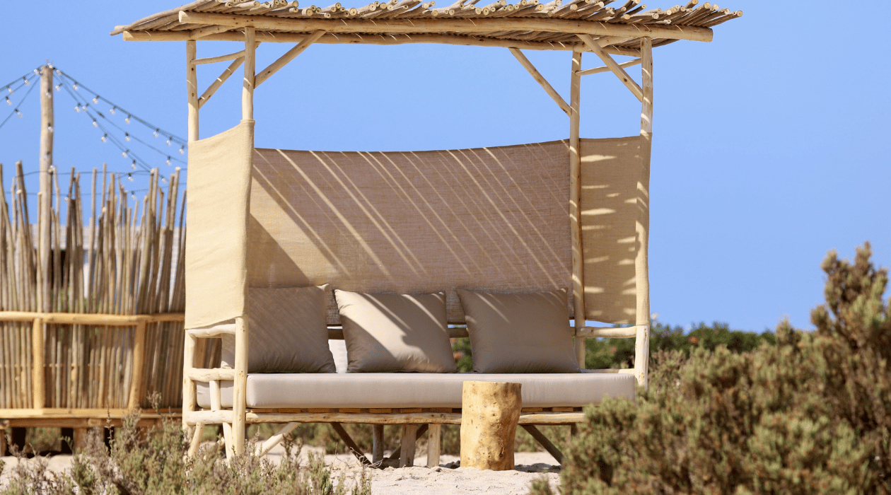 Canapé couvert d'une structure en bois sur la plage