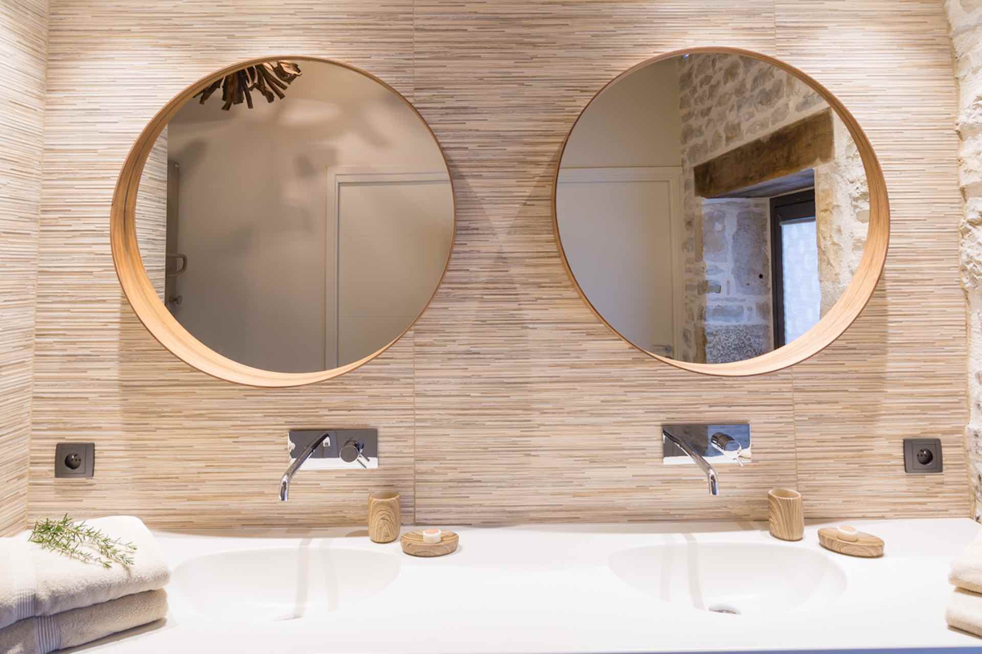 salle de d'eau avec deux miroirs et double vasque - Domaine-de-labarthe