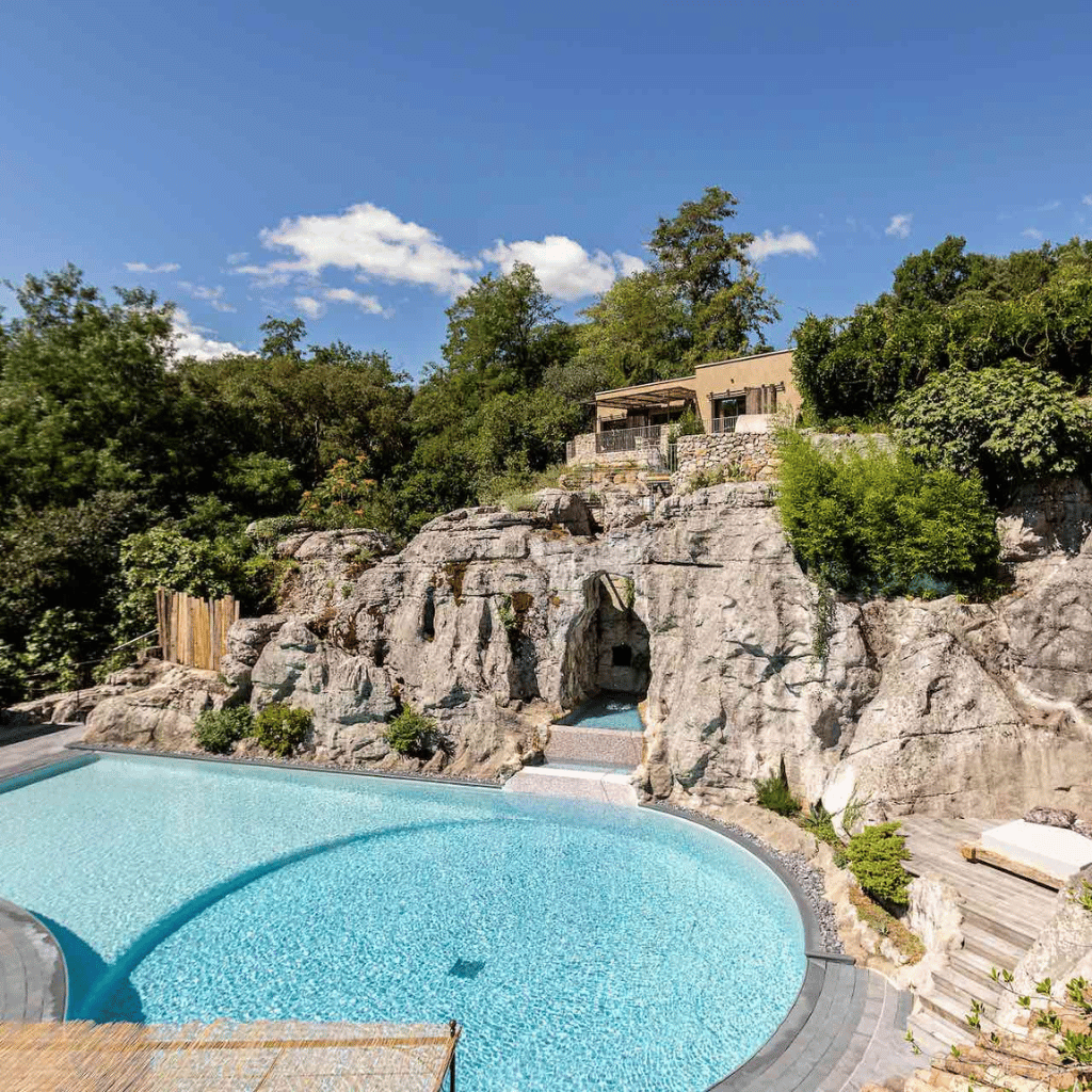 Piscine entouré de rocher et d'arbres