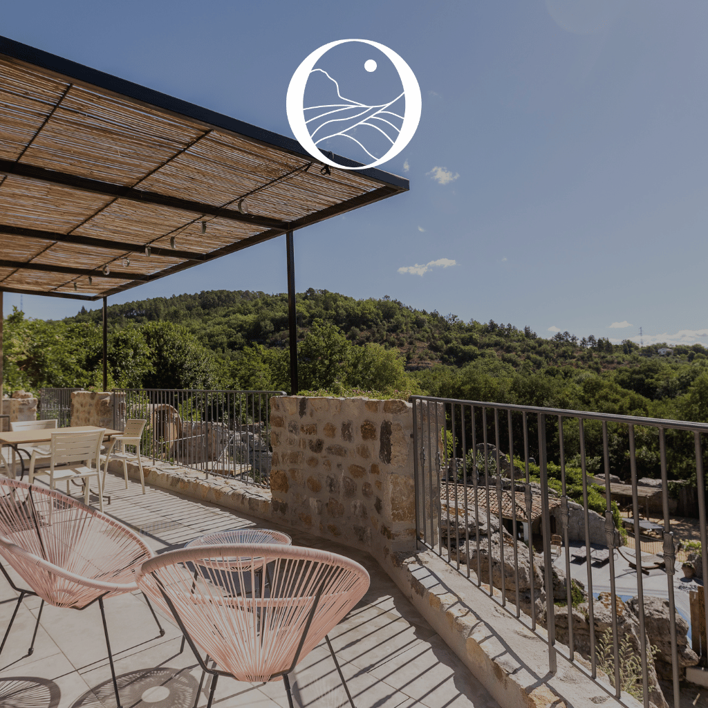 Terrasse avec une vue sur des arbres et le ciel bleu en fond.