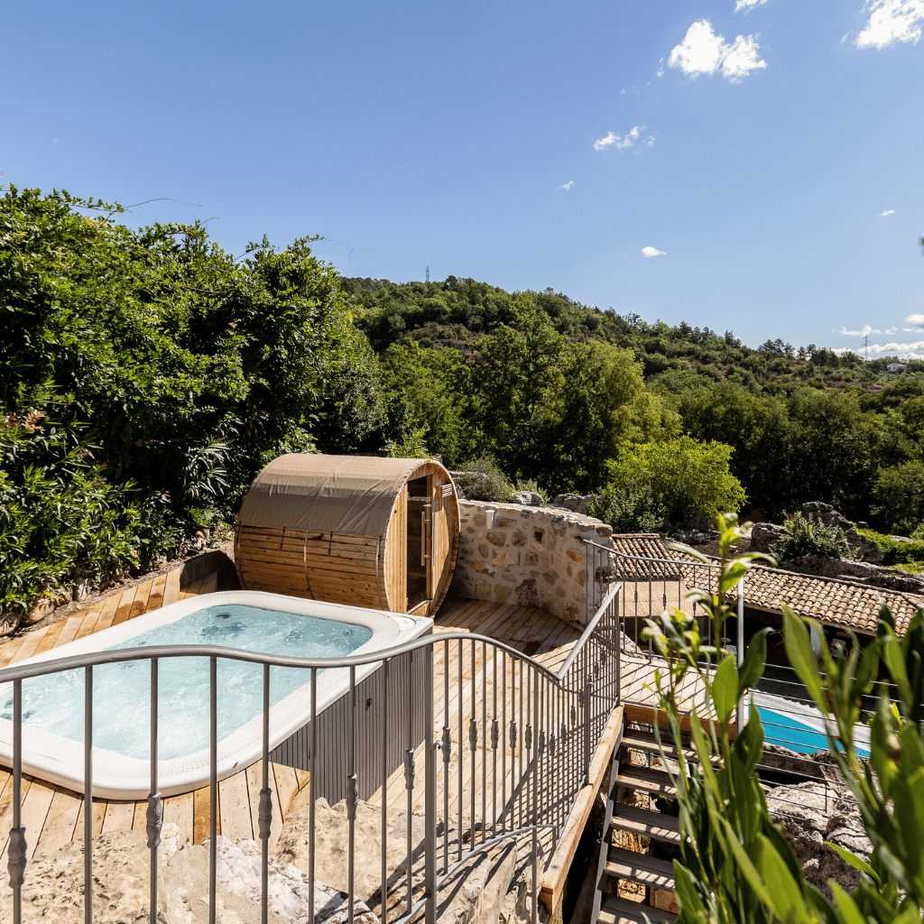 Jacuzzi qui donnent sur la vue sur des arbres et les collines