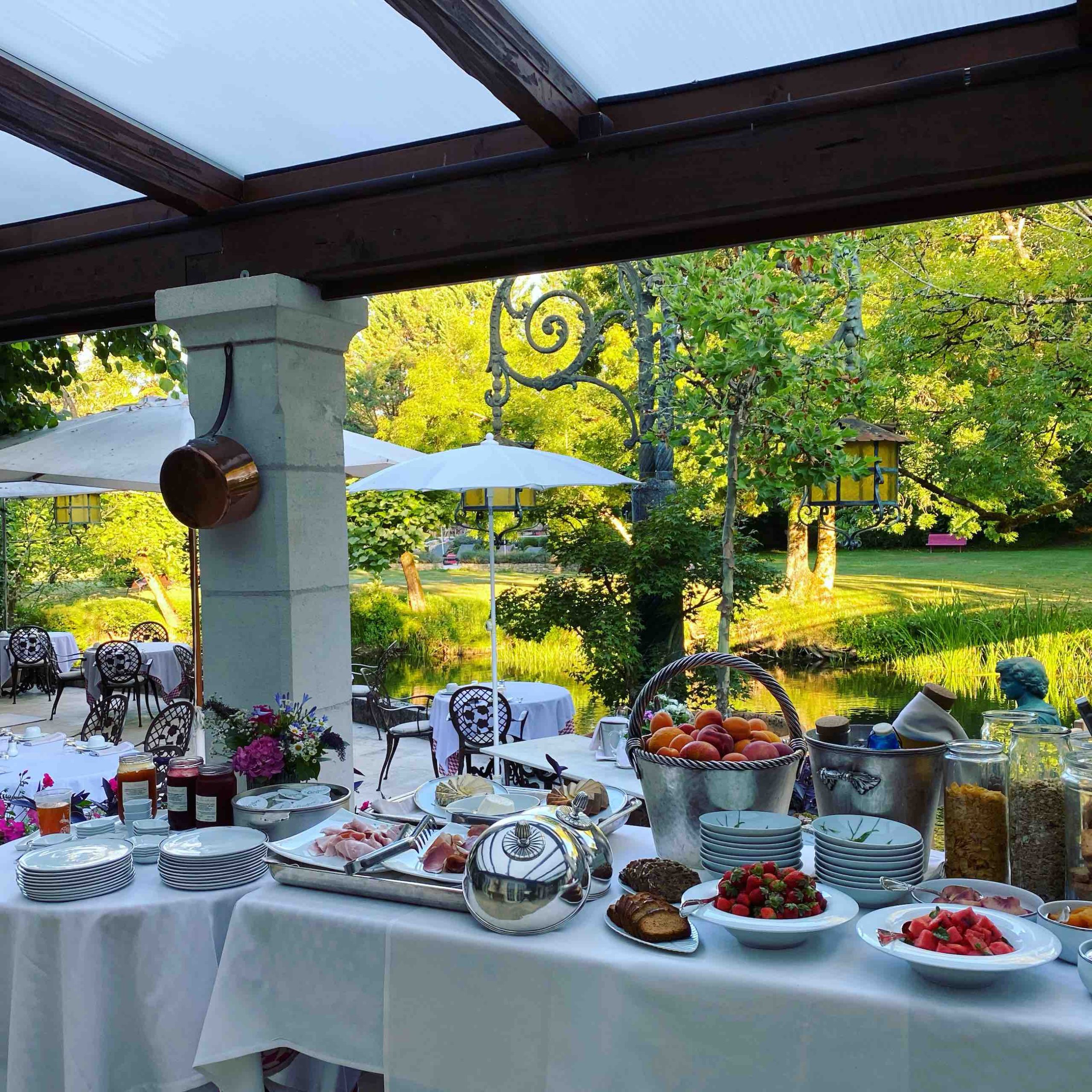 photo du petit-déjeuner au petit matin avec table et garnitures en mode buffet sur la table