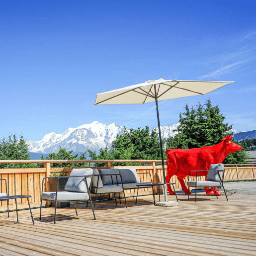 chaise et parasol sur la terrasse de l'hôtel qui donne sur le Mont Blanc