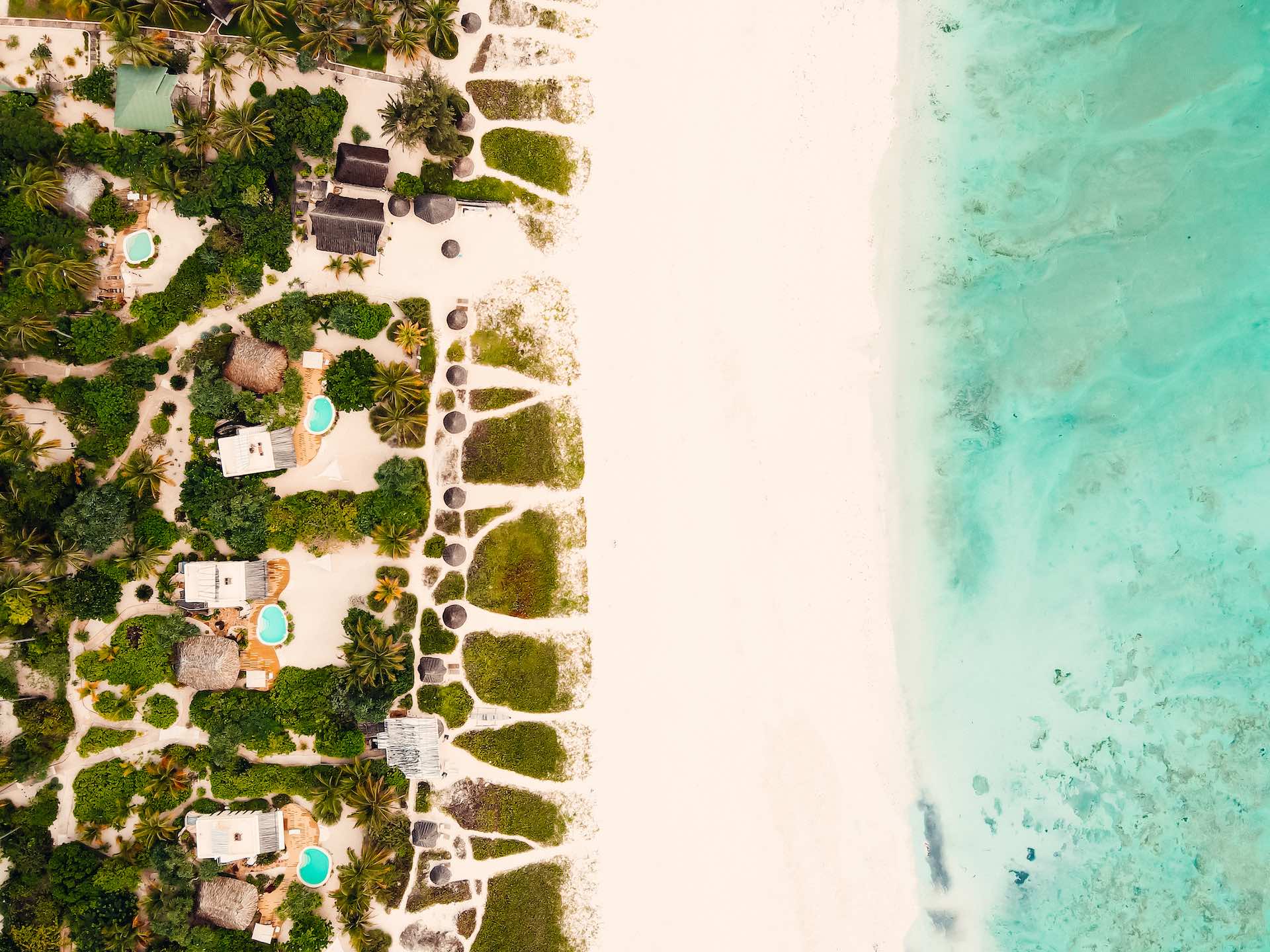 vue aérienne de l'hôte avec la mer, le sable et les villas - Whites and Villas