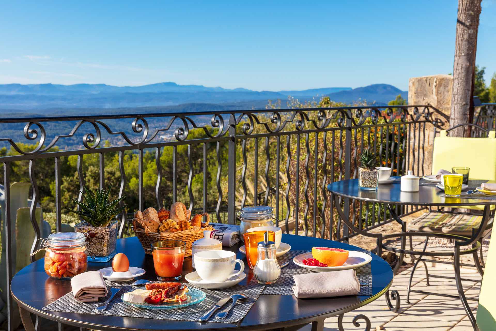 terrasse avec table petit-déjeuner installé bastide tourtour