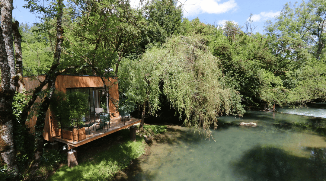 Cabane pont de roche vue de l'extérieur