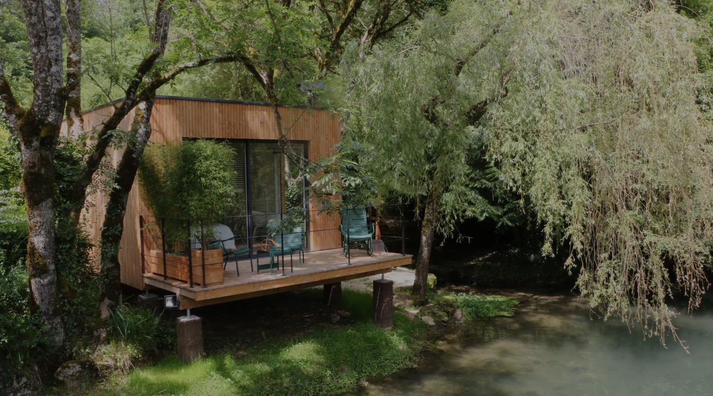 photo de la cabane avec terrasse face à la rivière