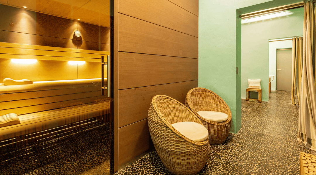 Sauna à l'intérieur d'un spa et deux chaise en bois