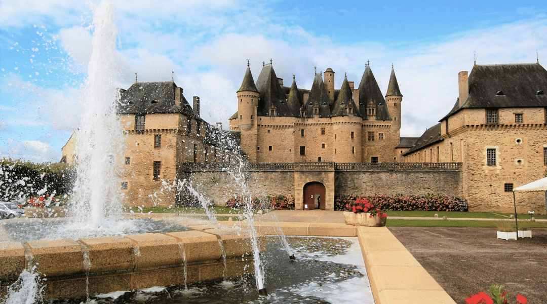 Fontaine face a un château