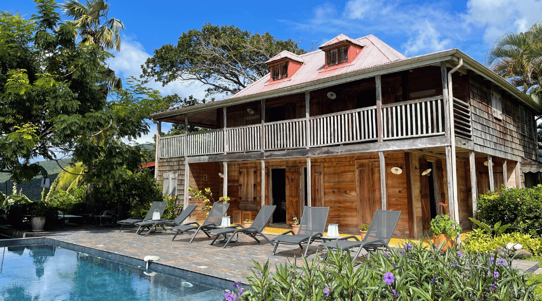 Maison en bois à étage avec piscine en face